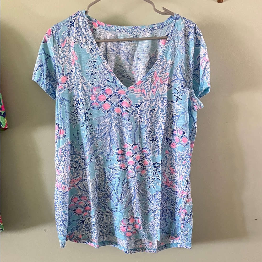 Lilly Pulitzer V-Neck Floral Print Women’s Top in Light Blue and Pink size Large